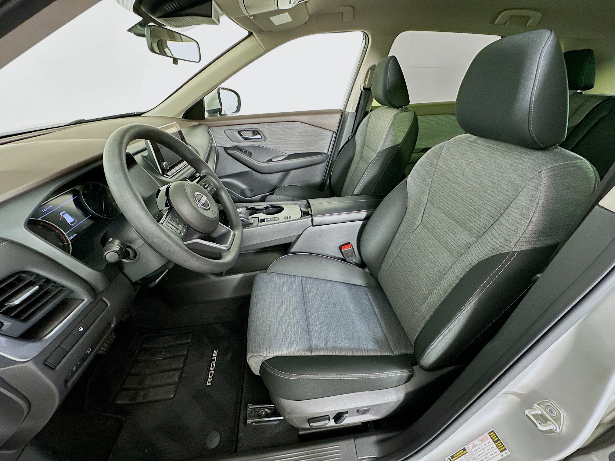 Used 2023 Nissan Rogue SV image 13