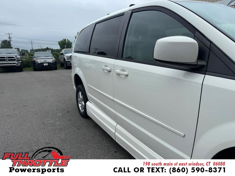 Used 2012 Dodge Grand Caravan SXT image 2