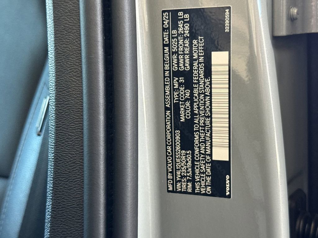 Certified 2025 Volvo XC40 B5 Plus image 28