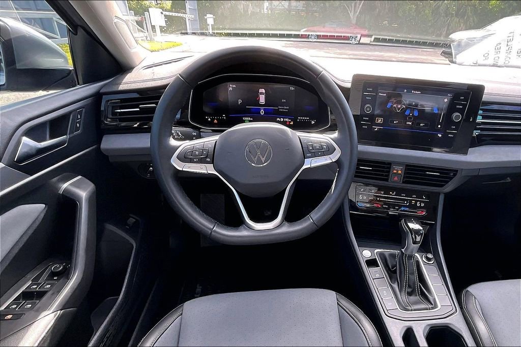 Used 2025 Volkswagen Jetta SE FWD image 19