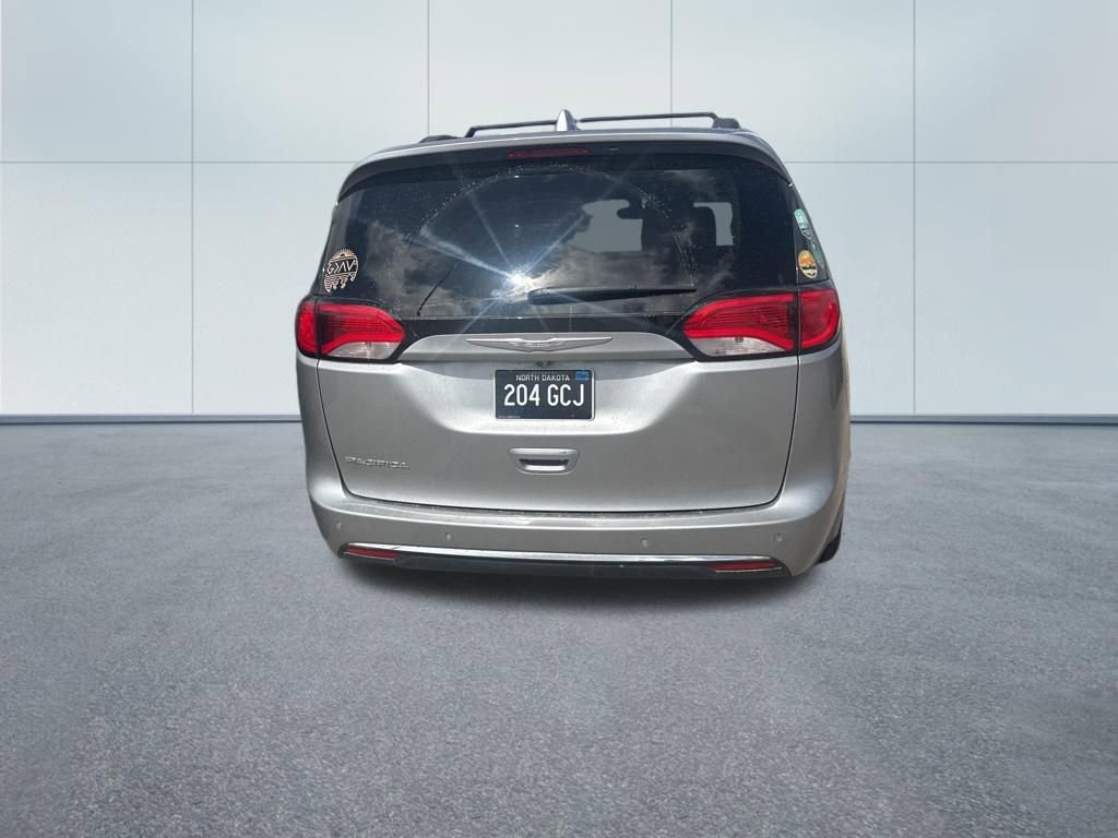 Used 2017 Chrysler Pacifica Touring-L w/ Tire & Wheel Group FWD image 6