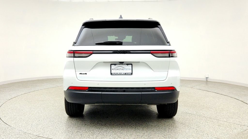 Used 2025 Jeep Grand Cherokee Altitude AWD/4WD image 6