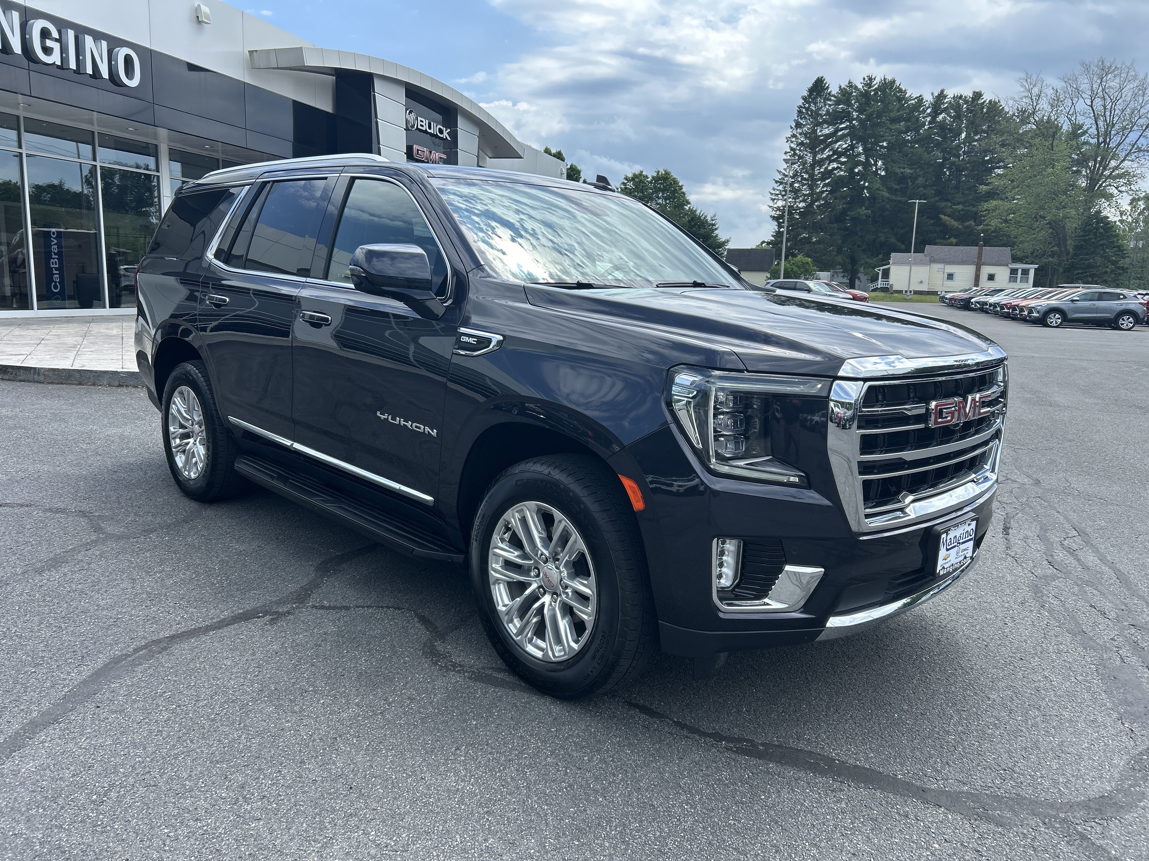 Certified 2024 GMC Yukon SLT w/ SLT Luxury Package AWD/4WD image 18