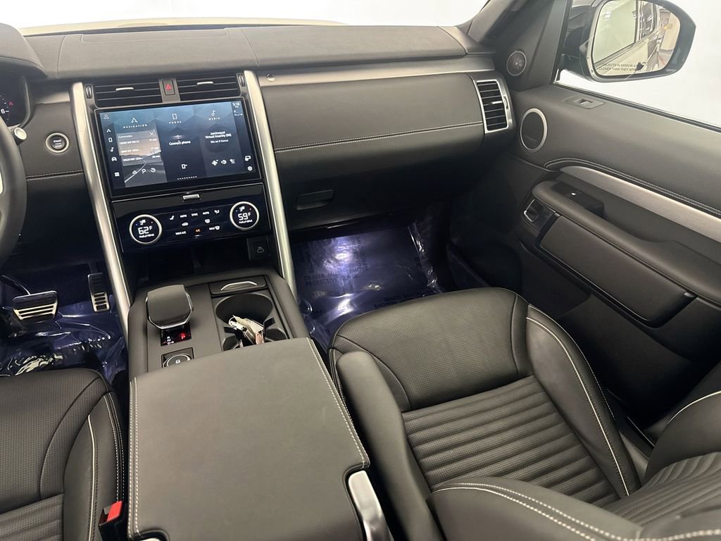 Certified 2024 Land Rover Discovery Dynamic SE image 23