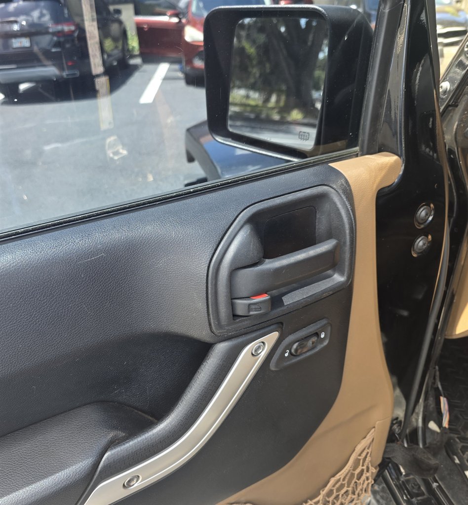Used 2012 Jeep Wrangler Unlimited Rubicon w/ Connectivity Group AWD/4WD image 15
