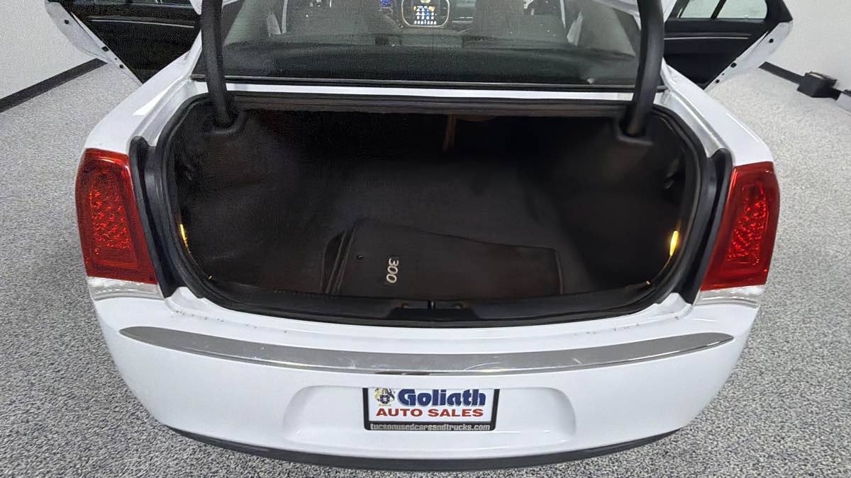 Used 2017 Chrysler 300 Limited RWD image 23