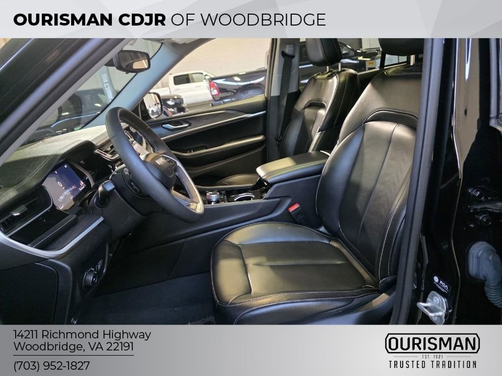 Used 2023 Jeep Grand Cherokee Limited w/ Black Appearance Package image 7