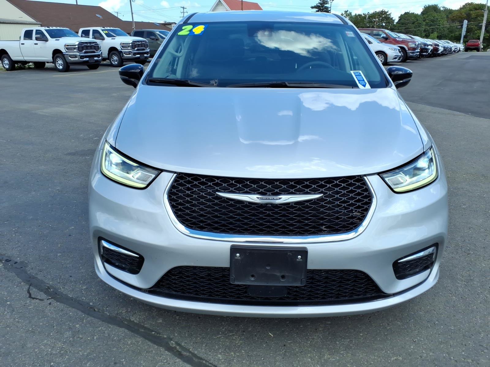 Used 2024 Chrysler Pacifica Touring-L FWD image 2