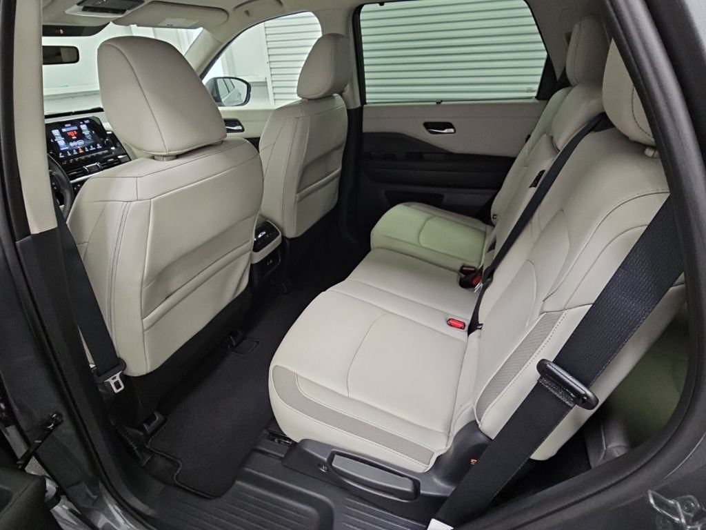 Used 2025 Nissan Pathfinder SL FWD image 29
