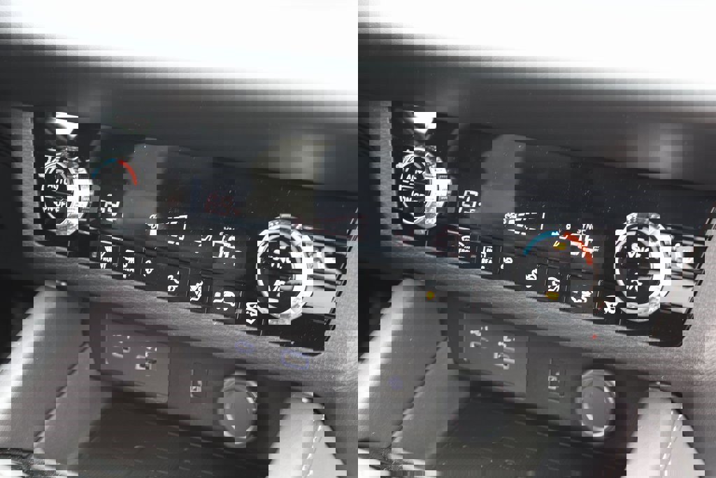 New 2025 Mitsubishi Outlander SE image 10