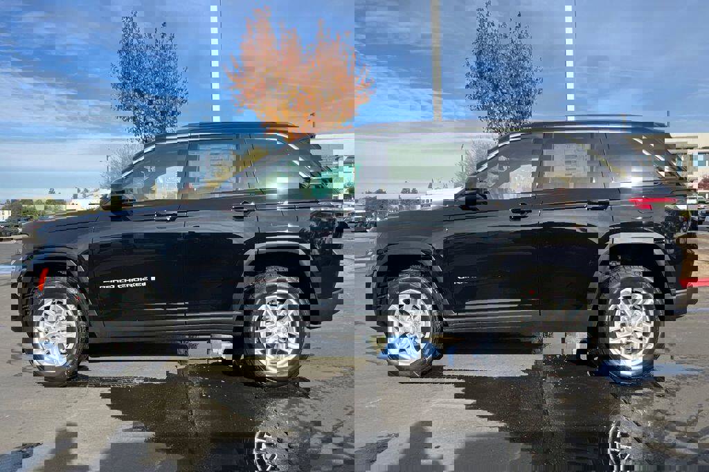 New 2025 Jeep Grand Cherokee Laredo X image 7