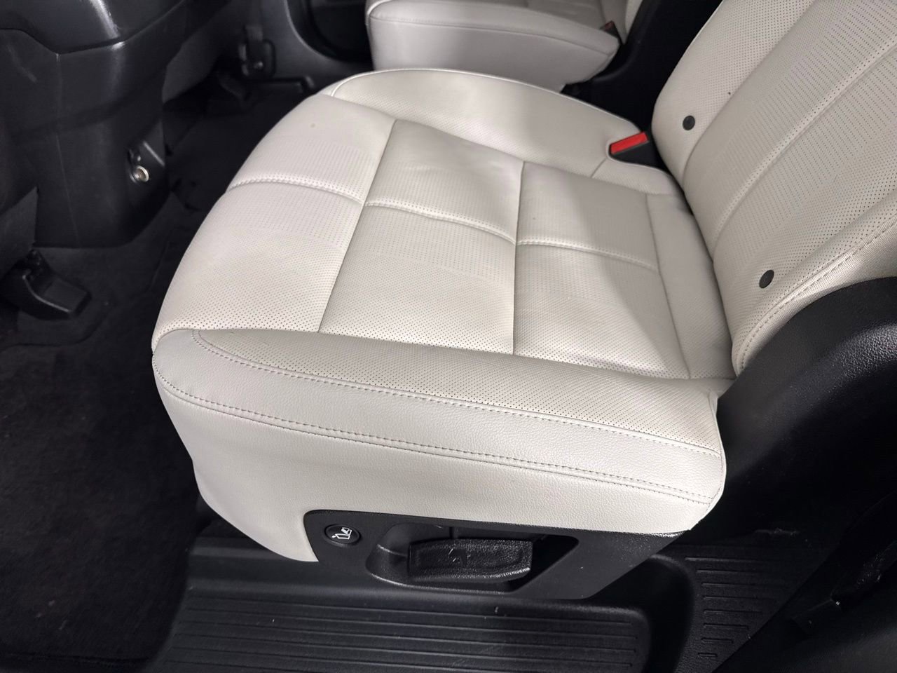 Used 2024 Kia Telluride EX w/ EX Captain's Chair Package image 26