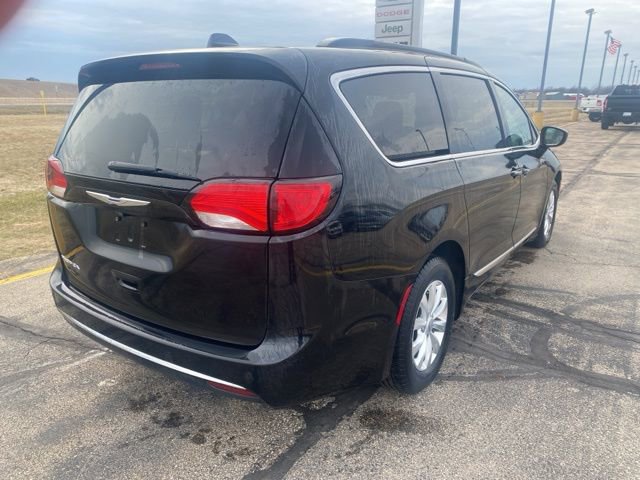 Used 2017 Chrysler Pacifica Touring-L image 3