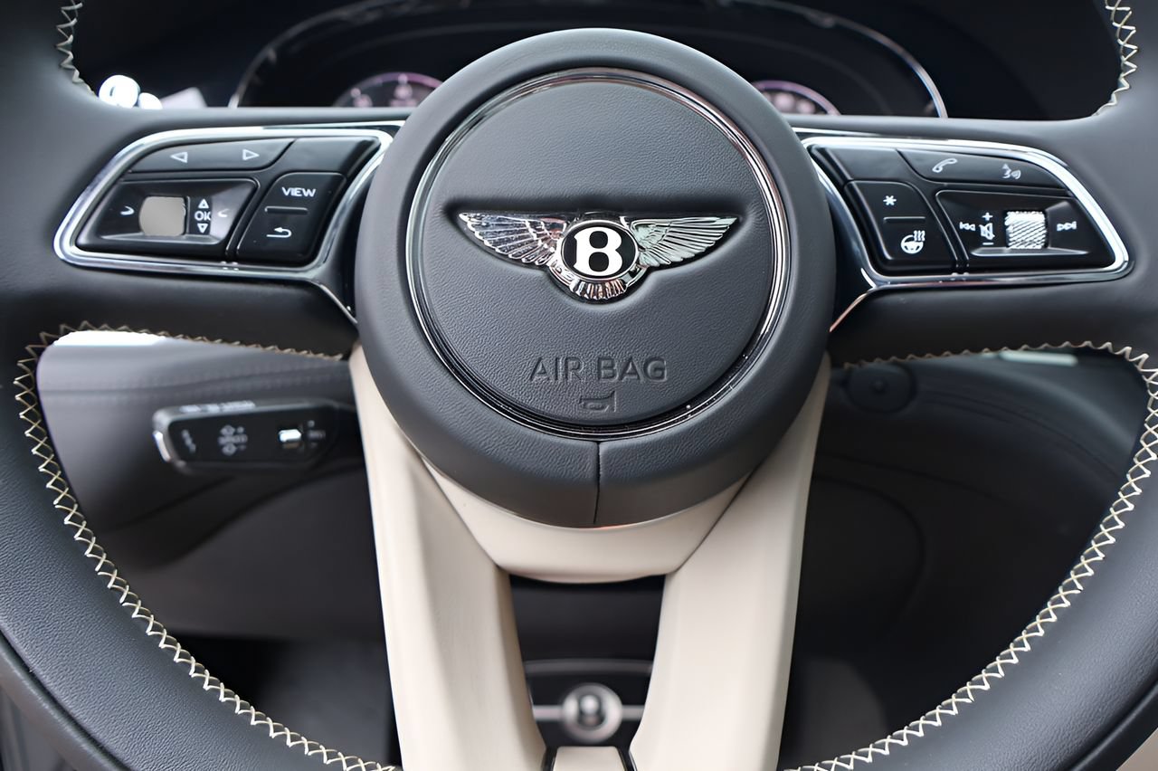 Used 2025 Bentley Bentayga Extended Wheelbase AWD/4WD image 26