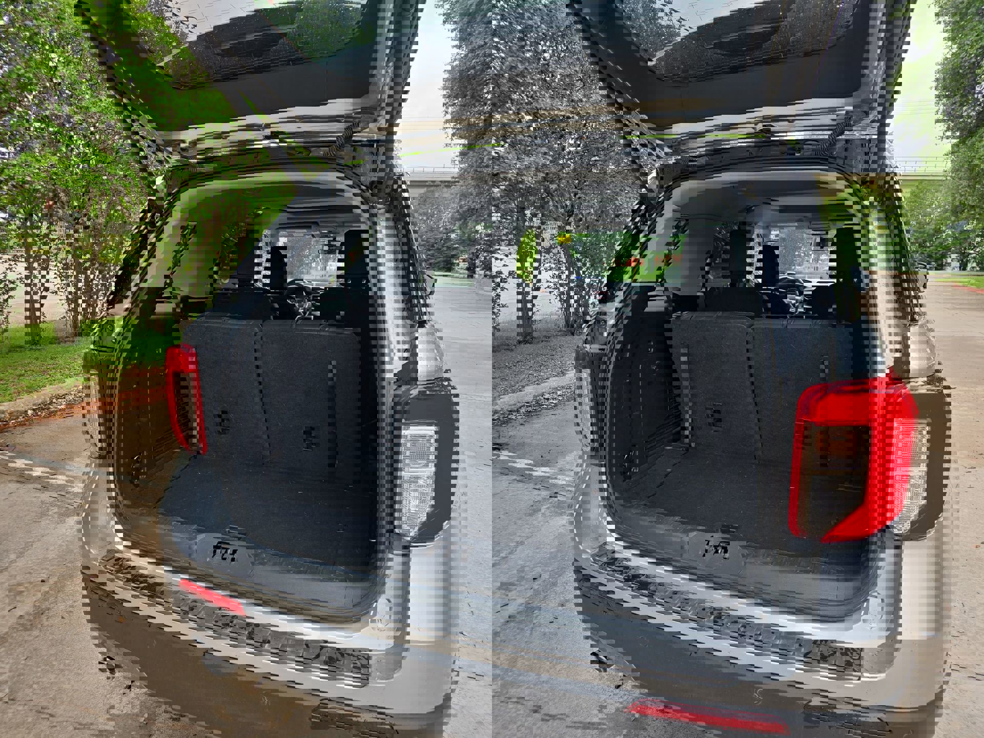 Certified 2022 Ford Explorer XLT w/ Equipment Group 202A RWD image 24