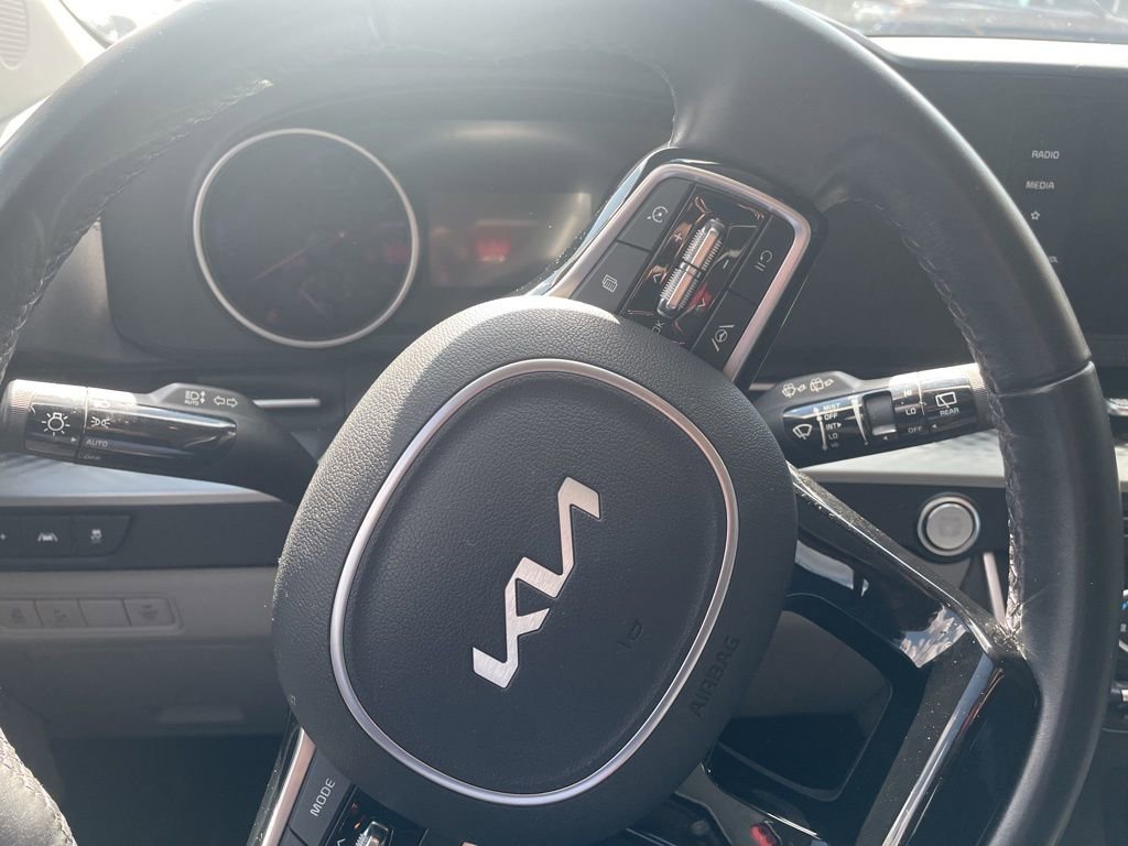 Used 2023 Kia Carnival LX image 21