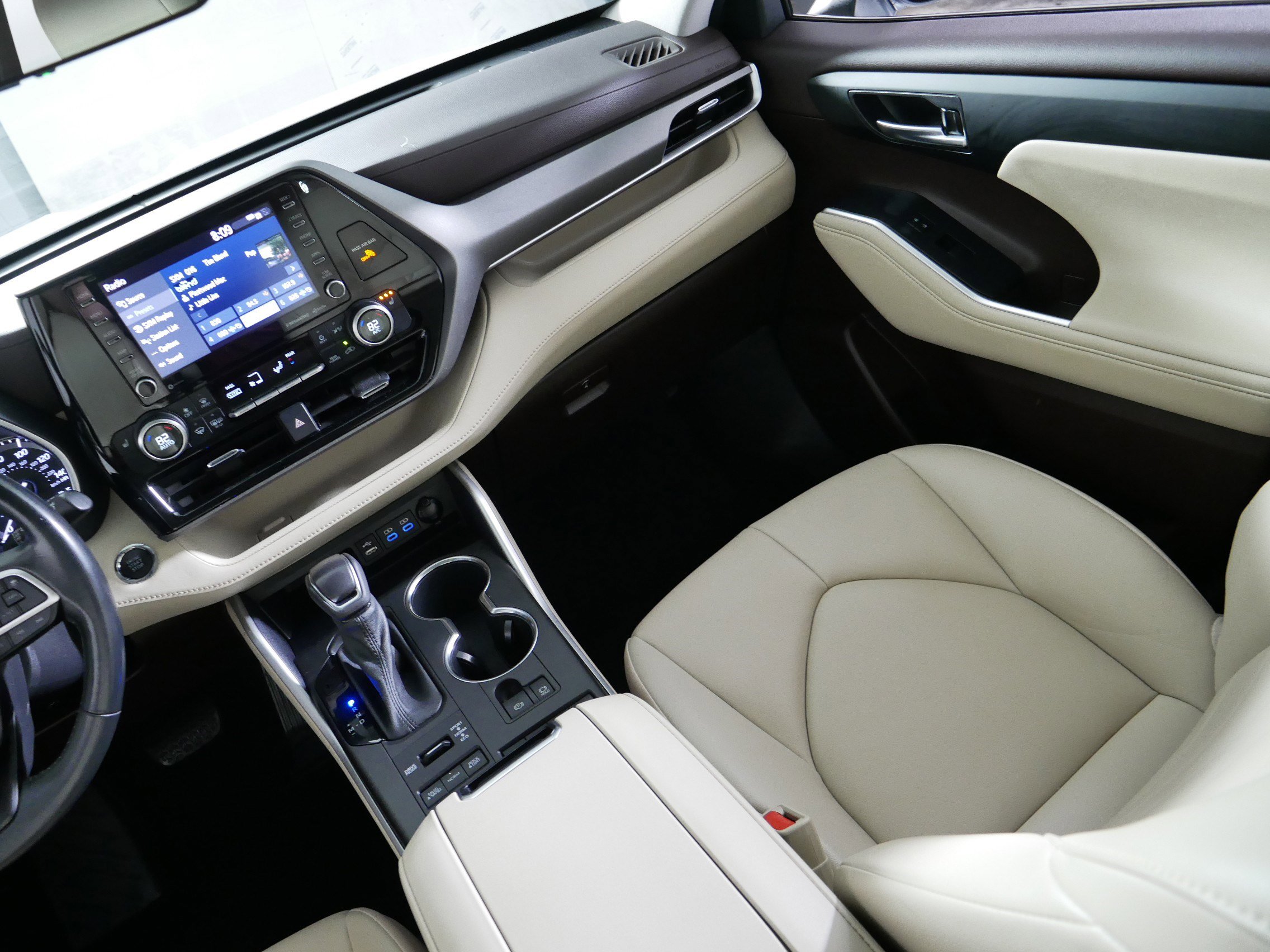 Used 2022 Toyota Highlander XLE AWD/4WD image 11