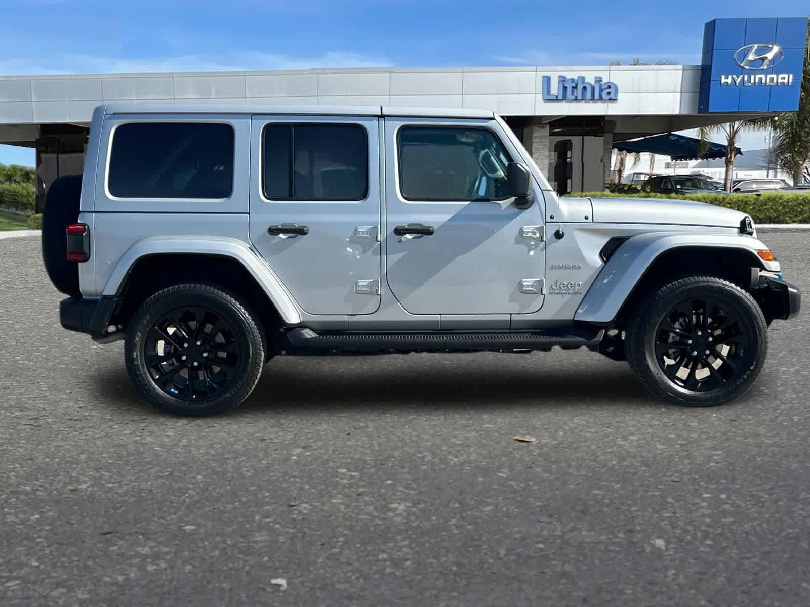 Used 2023 Jeep Wrangler Unlimited Sahara w/ Cold Weather Group AWD/4WD image 9
