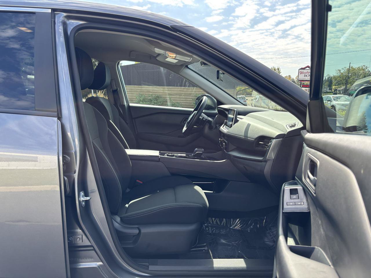Used 2024 Nissan Rogue S AWD/4WD image 42