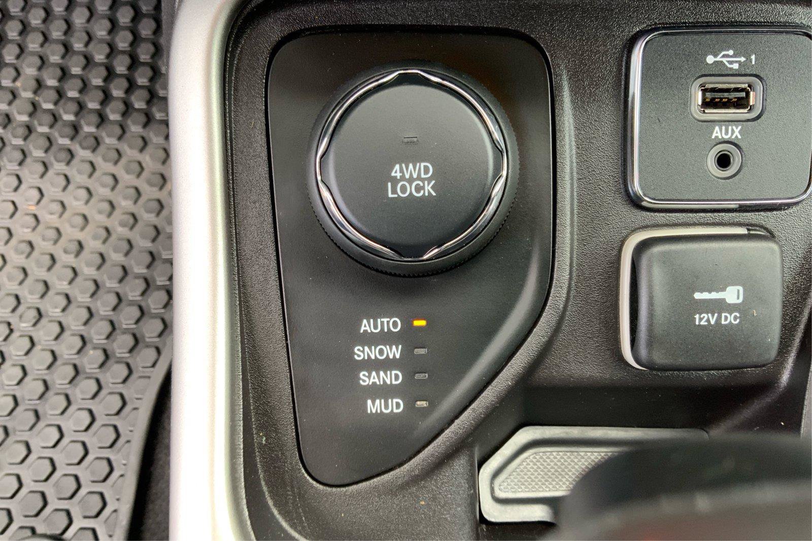 Used 2020 Jeep Compass Latitude w/ Cold Weather Group AWD/4WD image 36