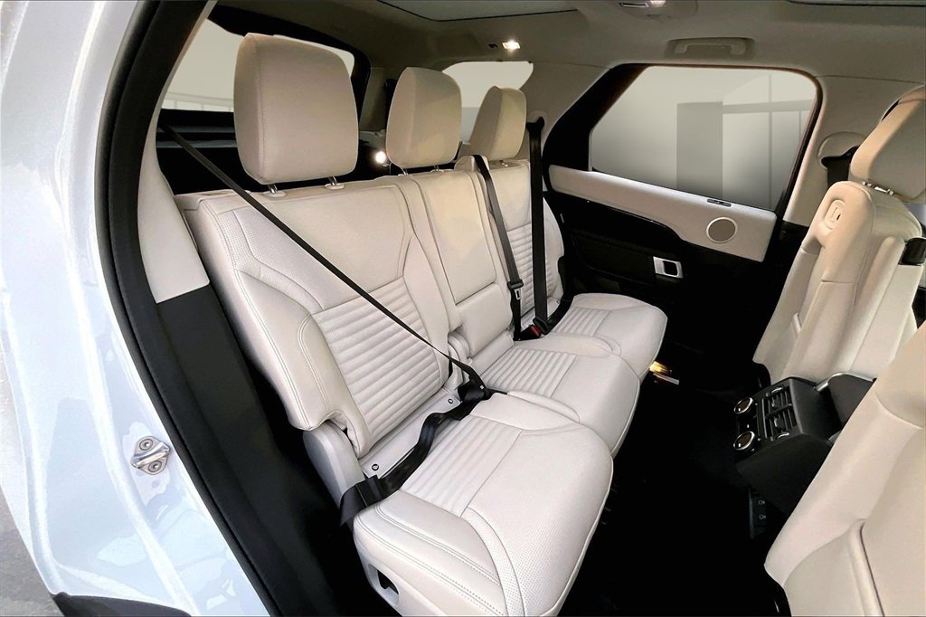 New 2025 Land Rover Discovery S image 9