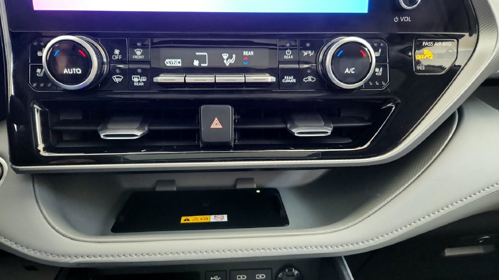 Used 2025 Toyota Highlander Platinum AWD/4WD image 32