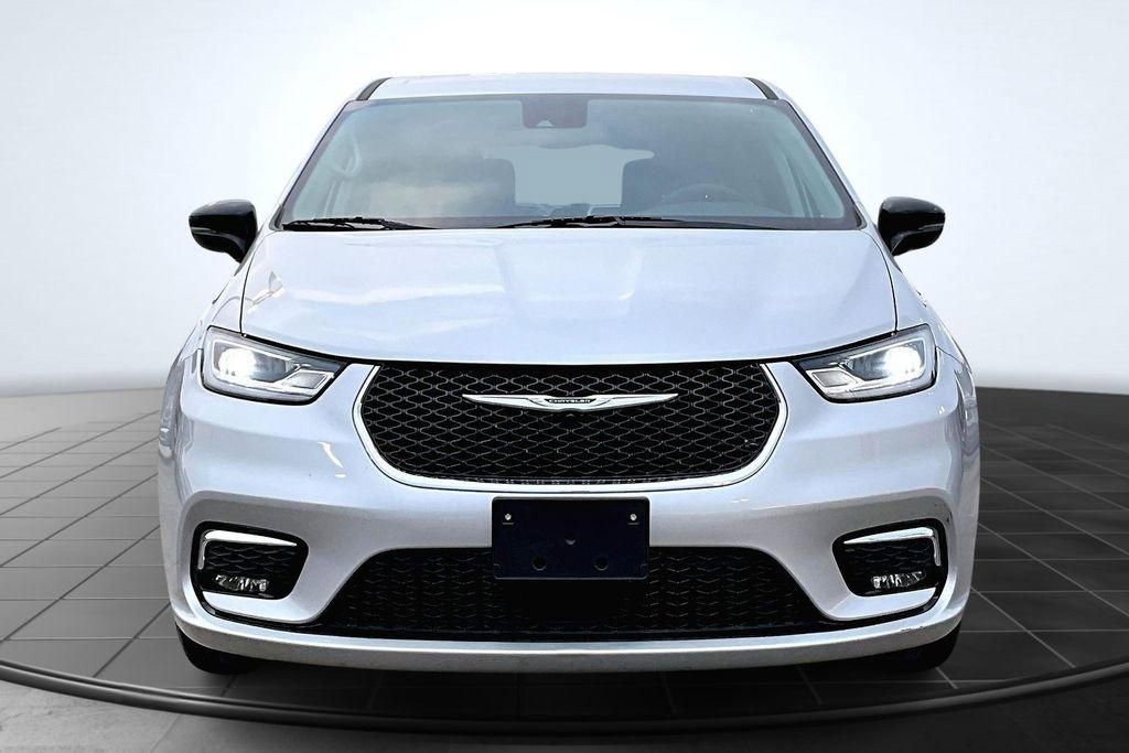 Used 2024 Chrysler Pacifica Touring-L image 3