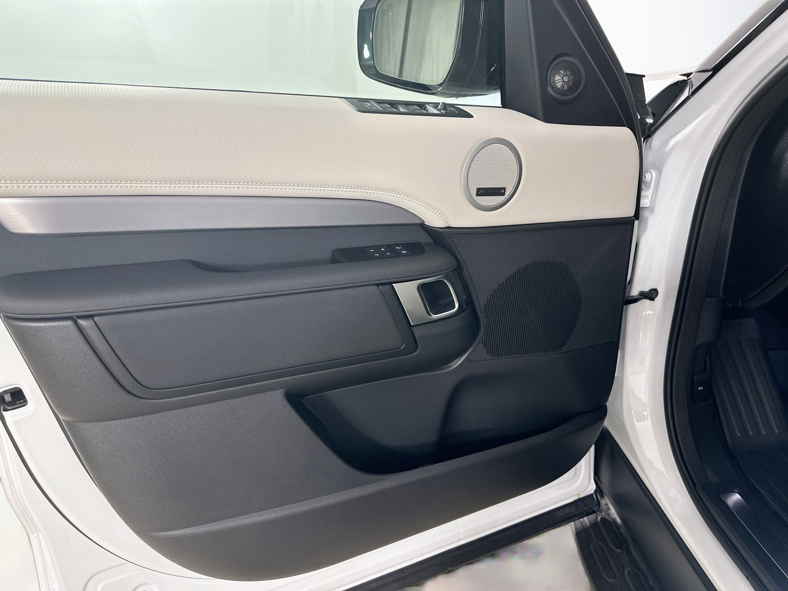 New 2026 Land Rover Discovery Limited Edition AWD/4WD image 16