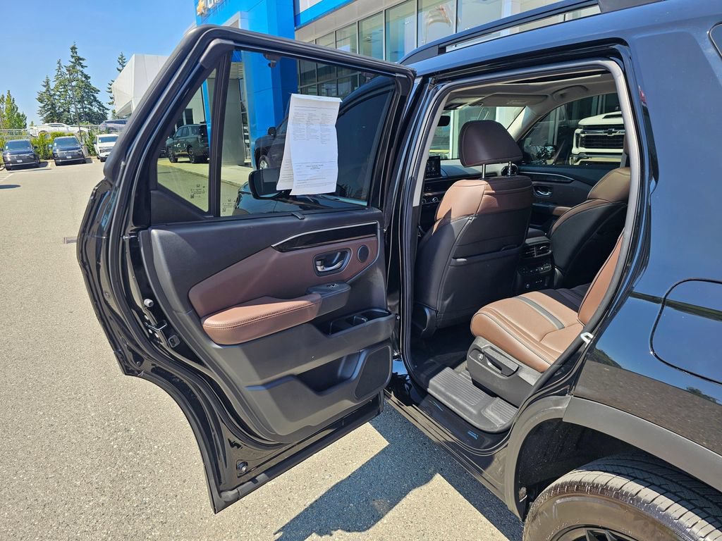 Used 2025 Honda Pilot Elite image 16