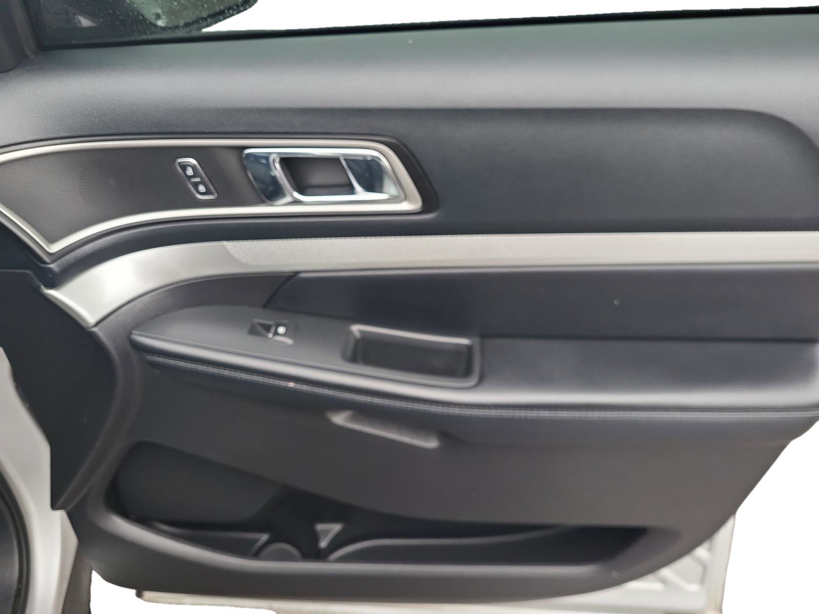 Used 2016 Ford Explorer XLT w/ Equipment Group 201A image 25