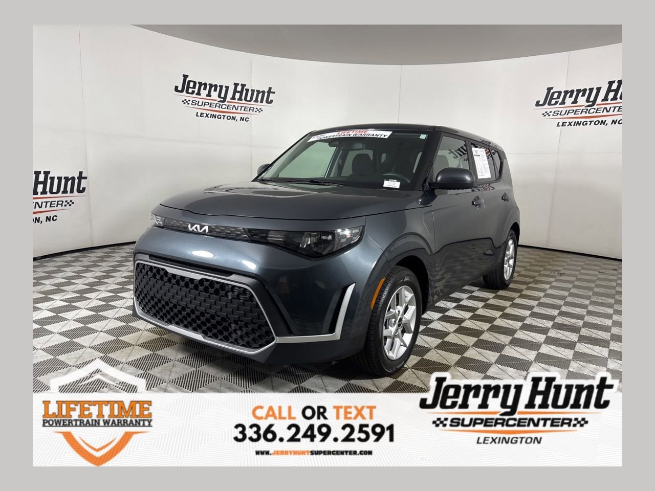 Used 2025 Kia Soul LX FWD image 1