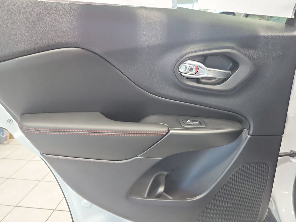 Used 2023 Jeep Cherokee Trailhawk AWD/4WD image 29