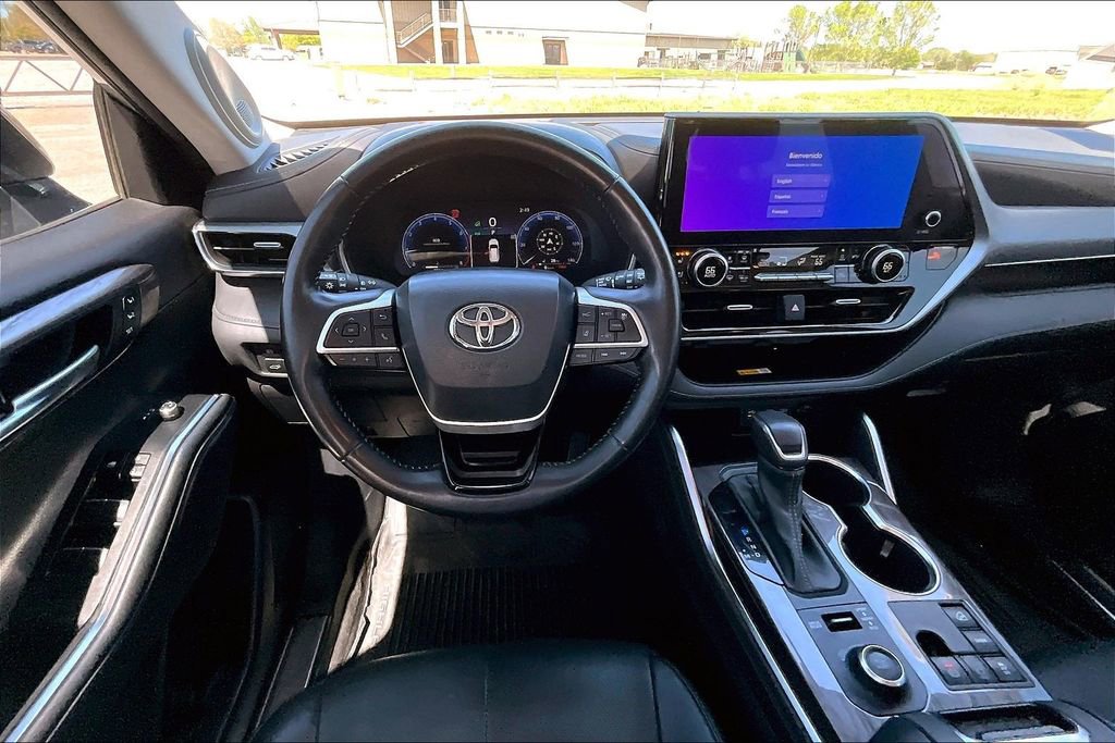 Used 2023 Toyota Highlander Platinum AWD/4WD image 5