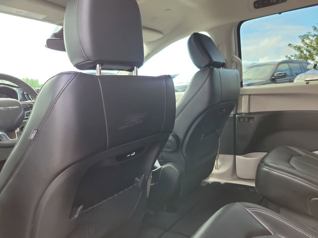 Used 2024 Chrysler Pacifica Touring-L FWD image 12