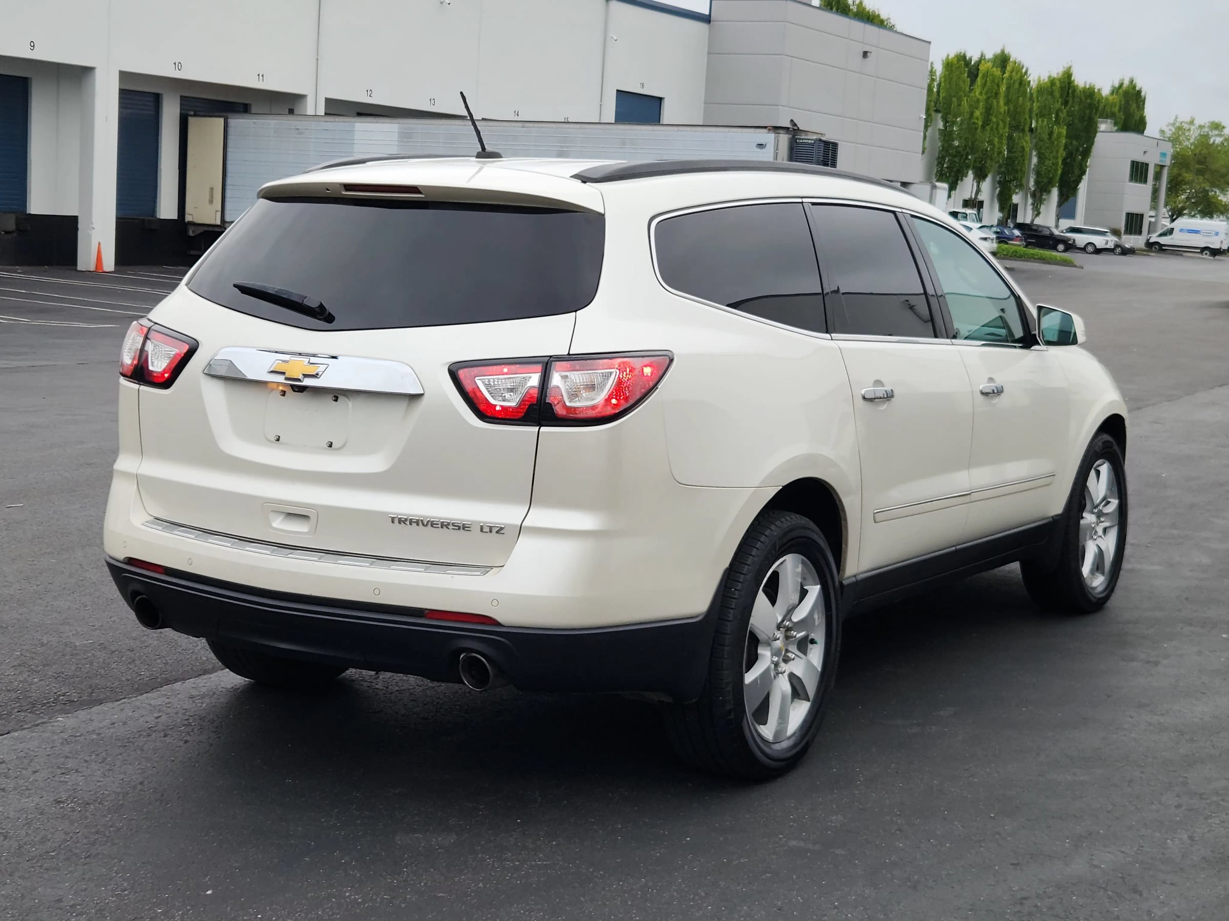 Used 2014 Chevrolet Traverse LTZ FWD image 4