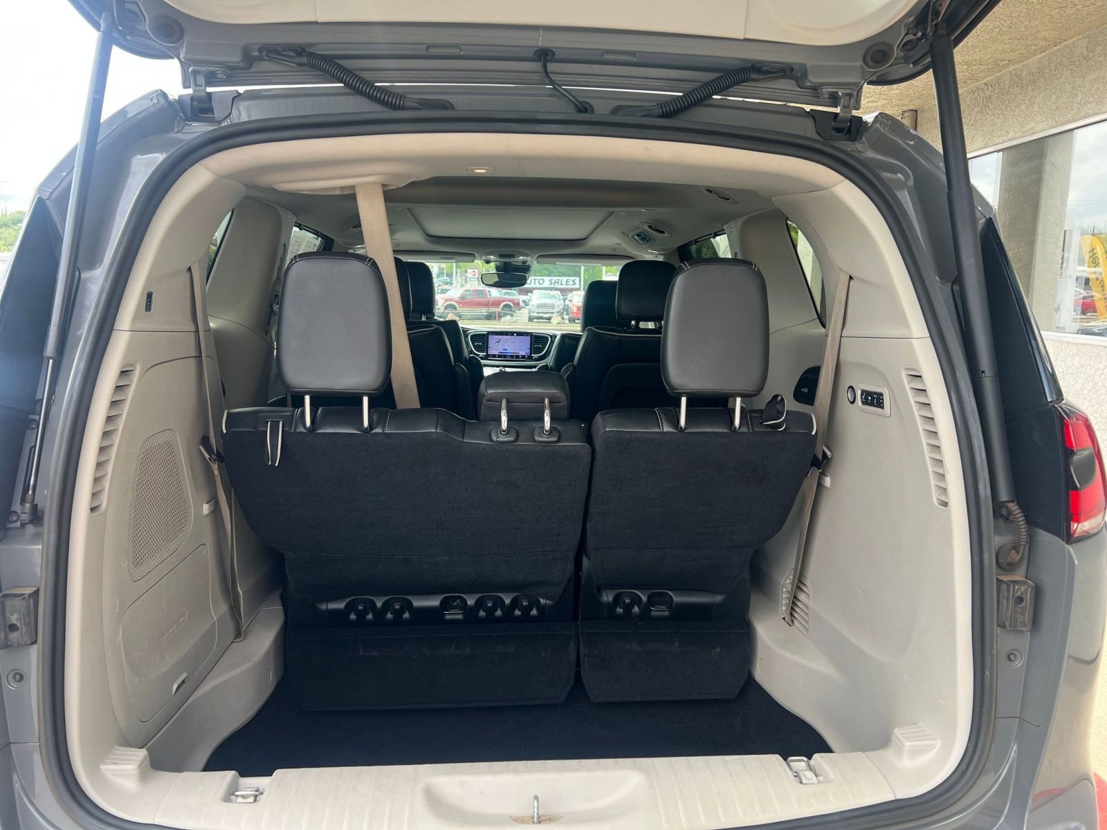 Used 2022 Chrysler Pacifica Limited FWD image 36