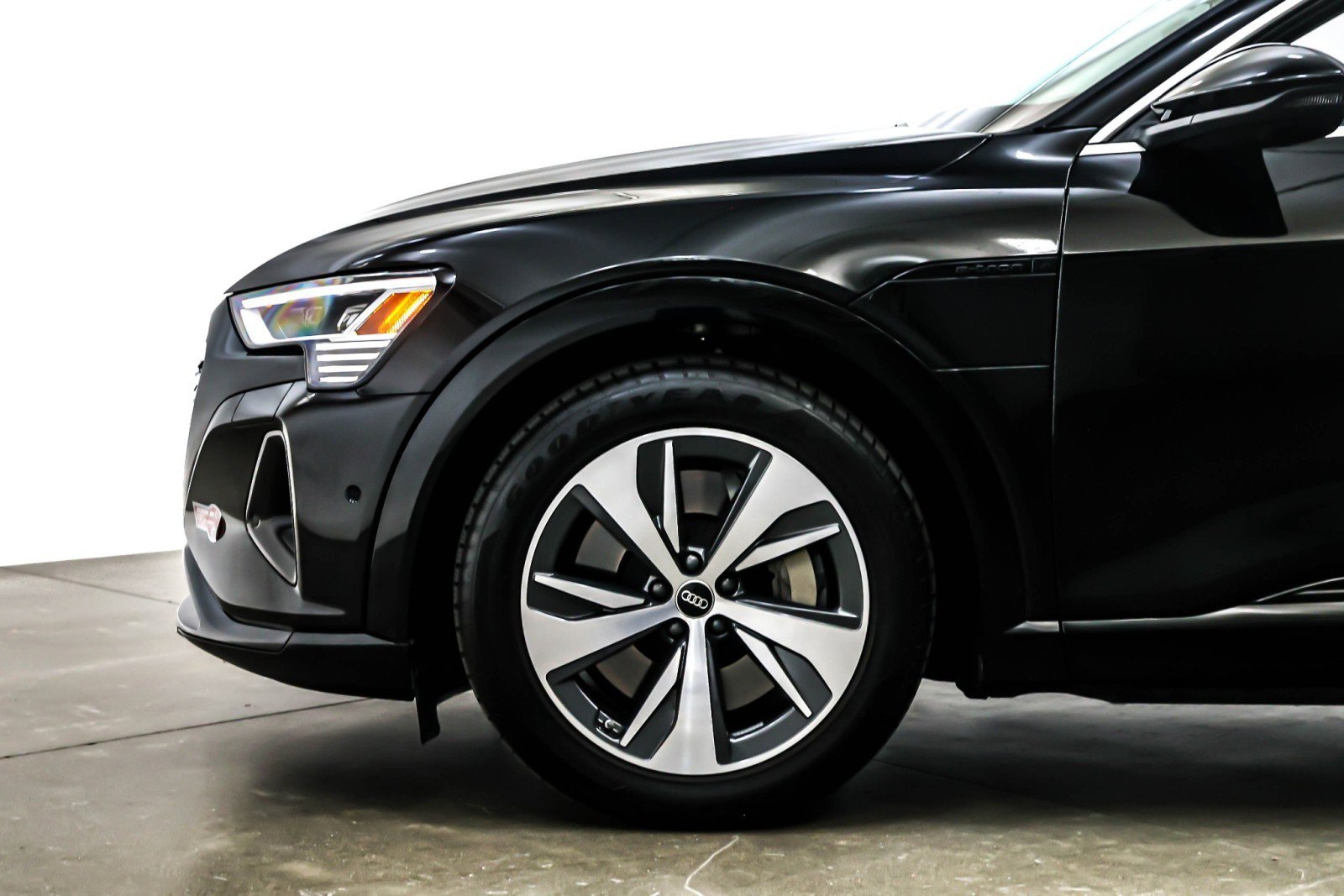 Used 2024 Audi Q8 e-tron Premium Plus image 10