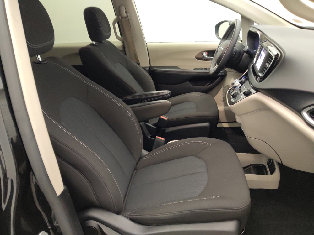 Used 2022 Chrysler Voyager LX FWD image 19