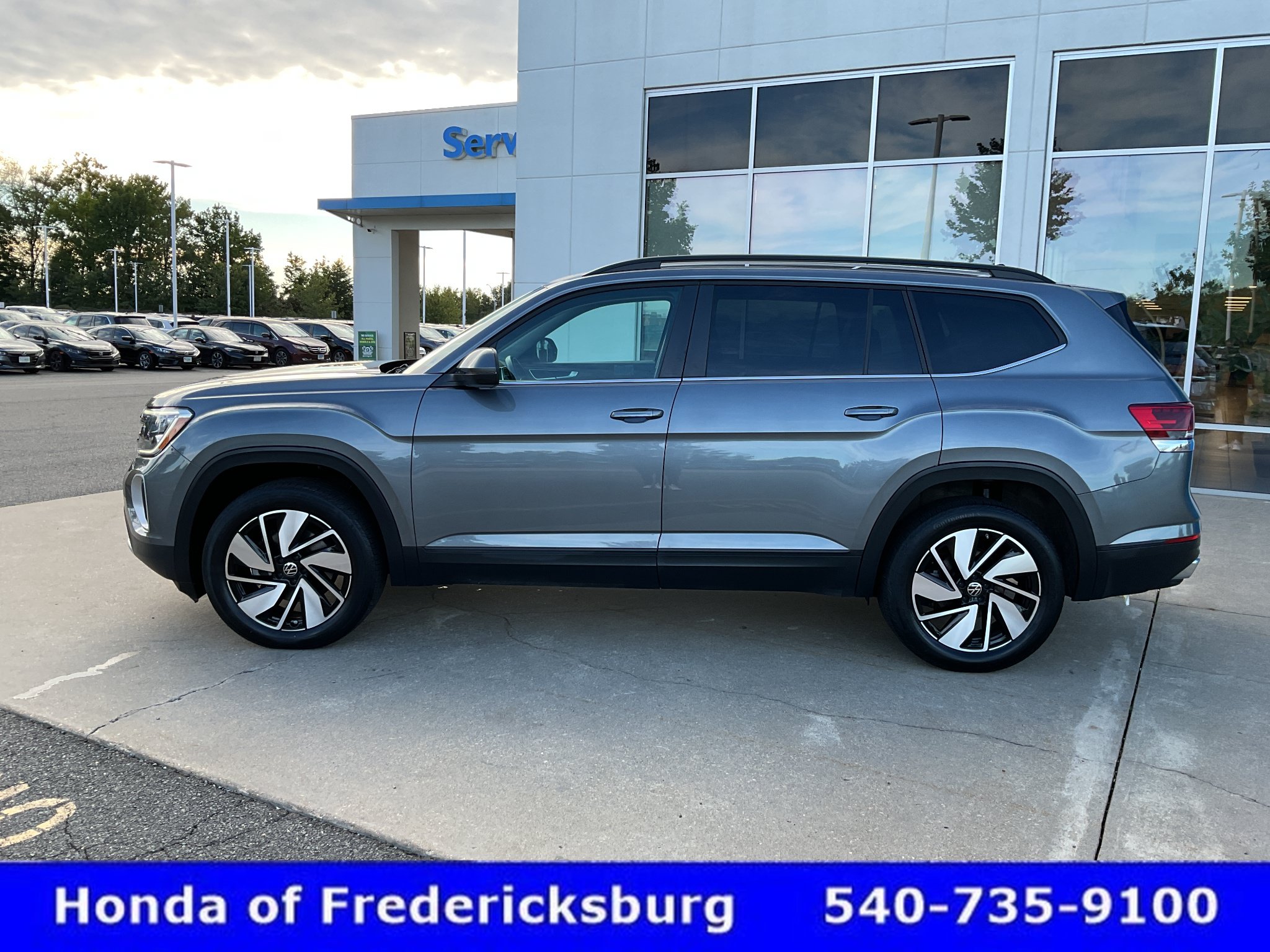 Used 2025 Volkswagen Atlas SE AWD/4WD image 3
