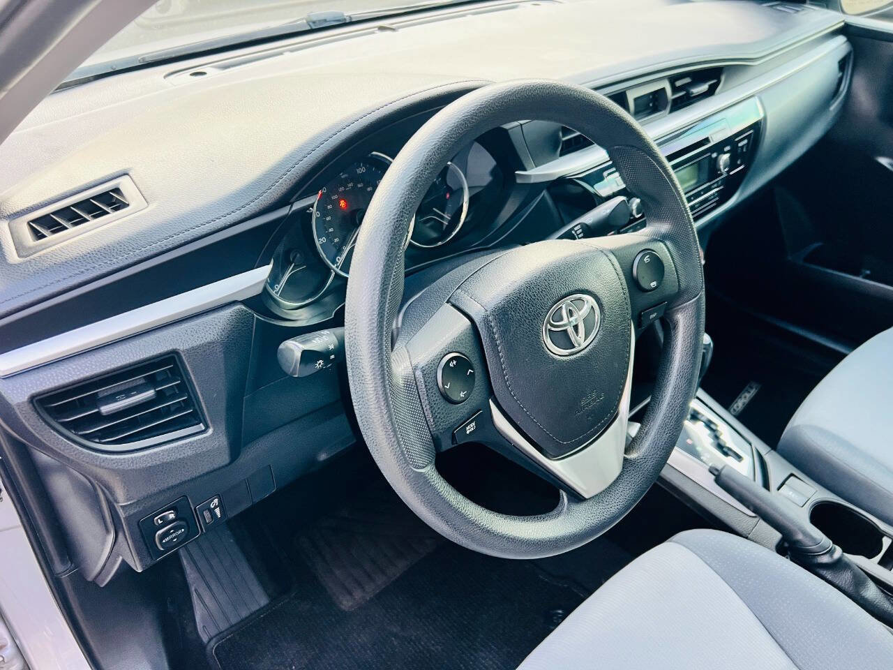 Used 2015 Toyota Corolla L FWD image 18