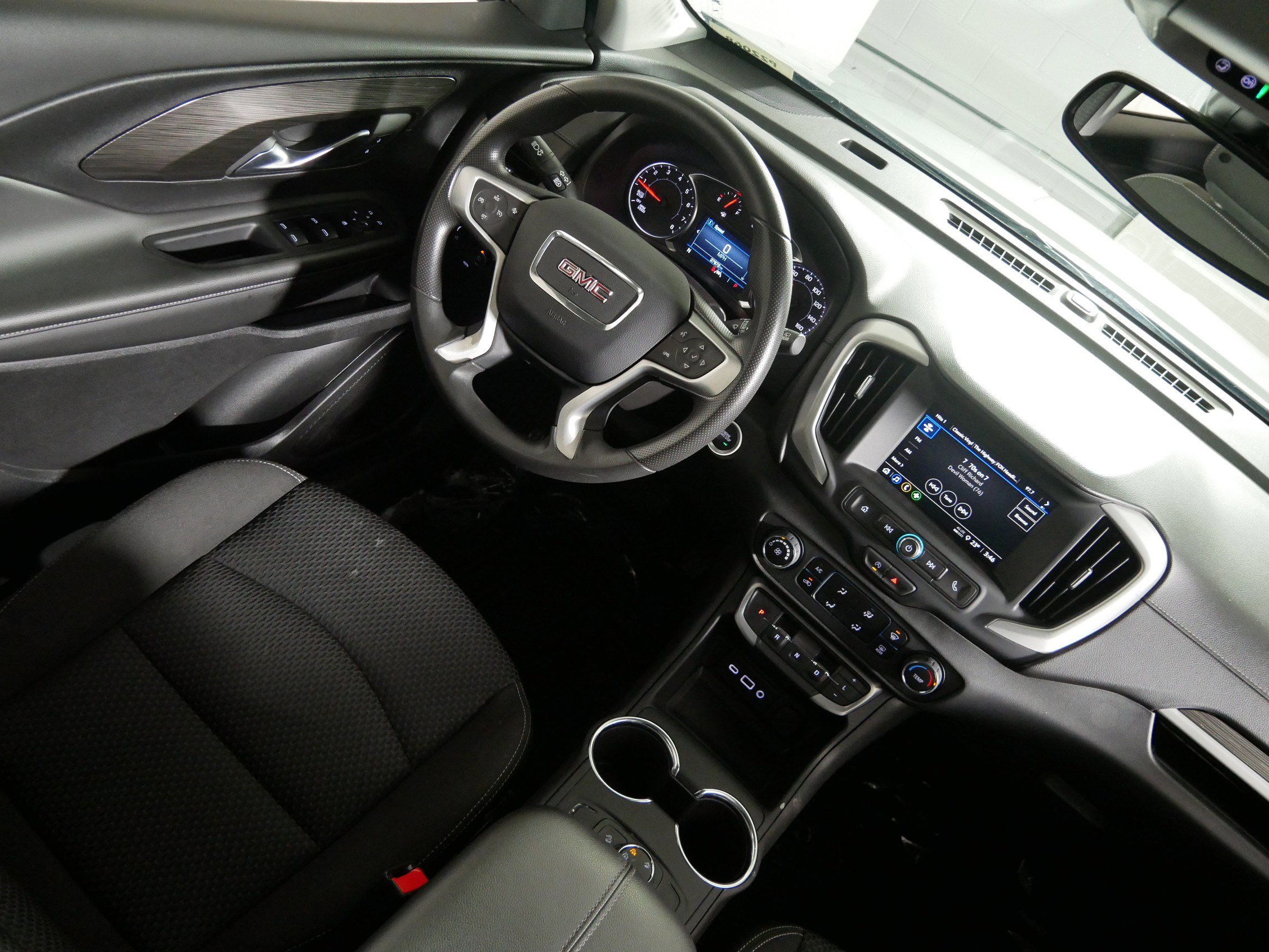 Used 2024 GMC Terrain SLE image 9