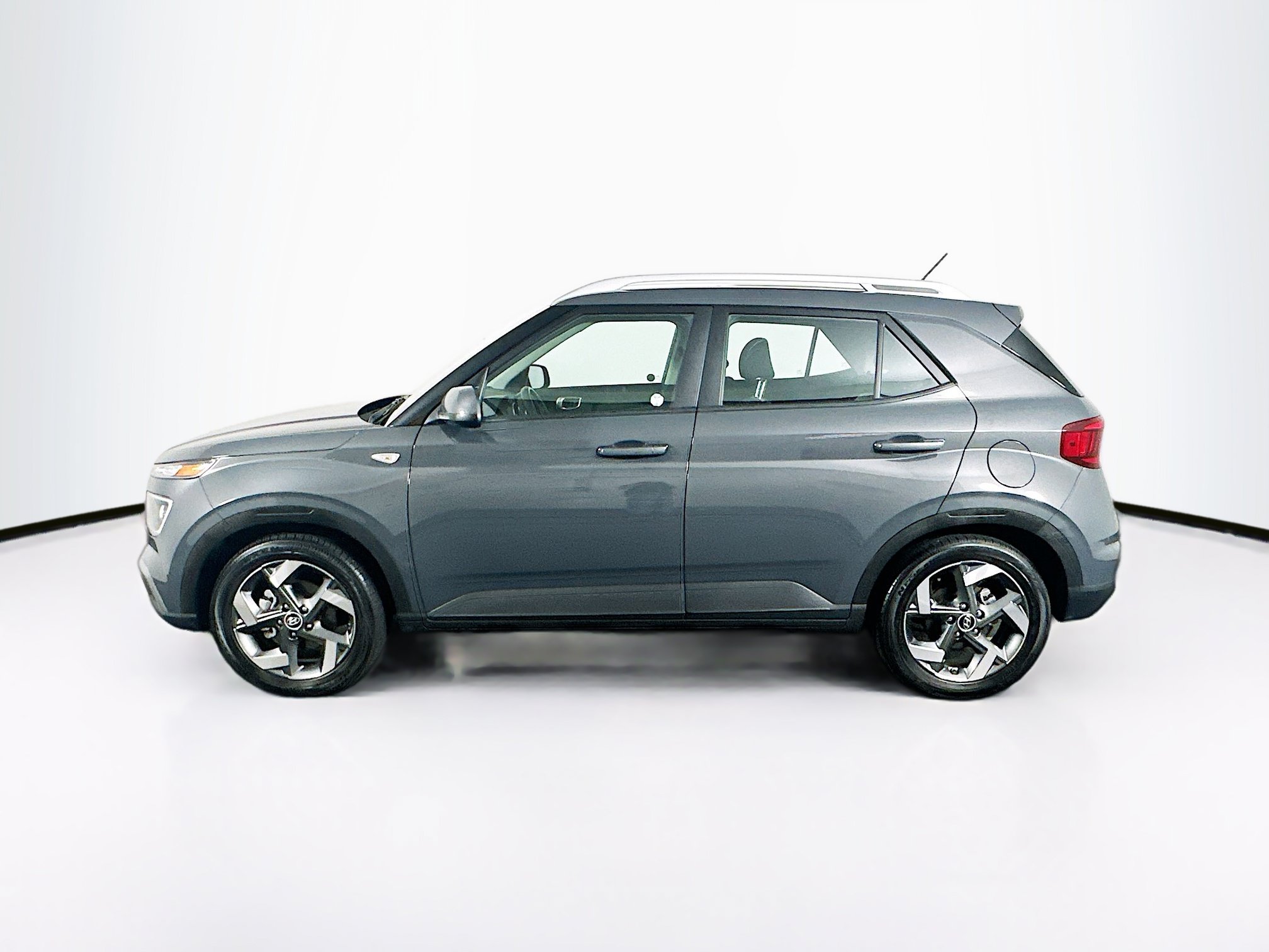 Used 2023 Hyundai Venue SEL FWD image 4
