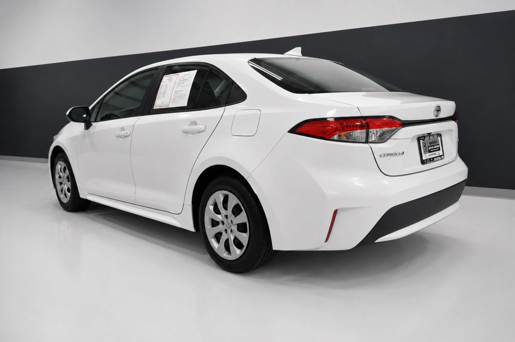 Used 2022 Toyota Corolla LE FWD image 3
