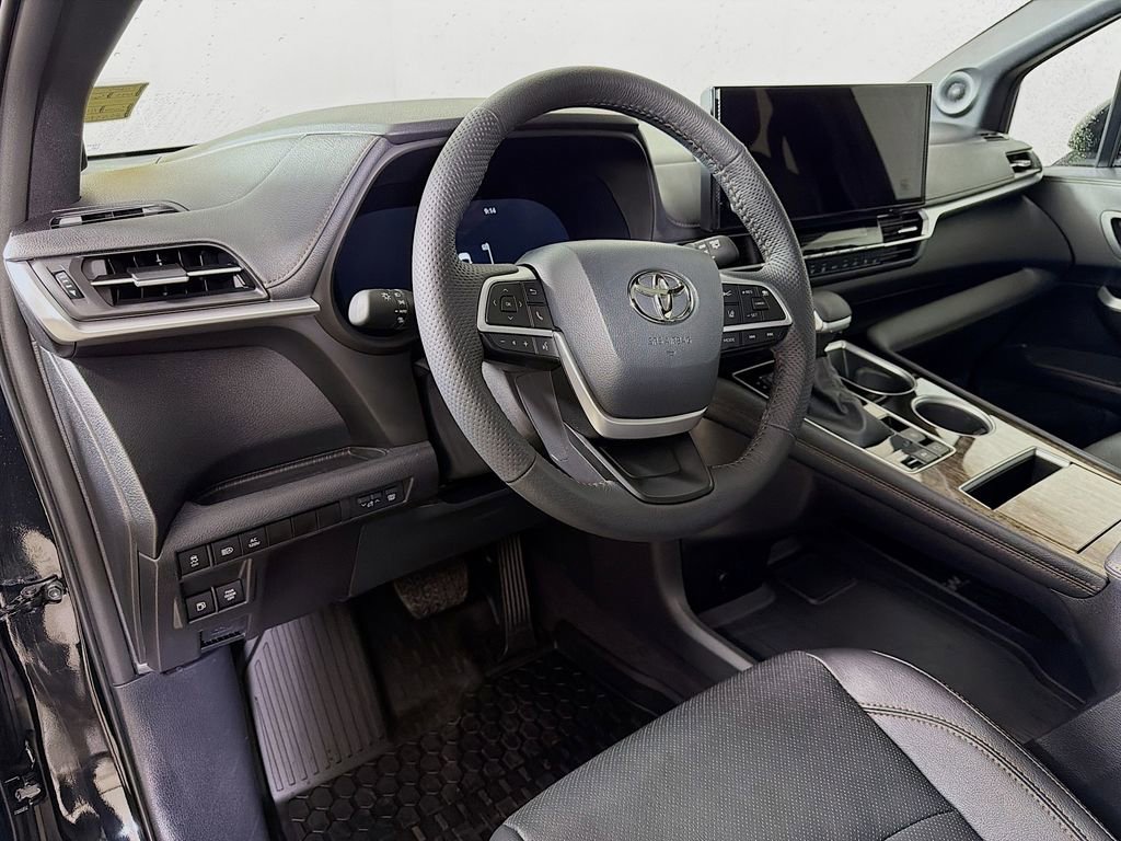 Used 2025 Toyota Sienna Limited image 10