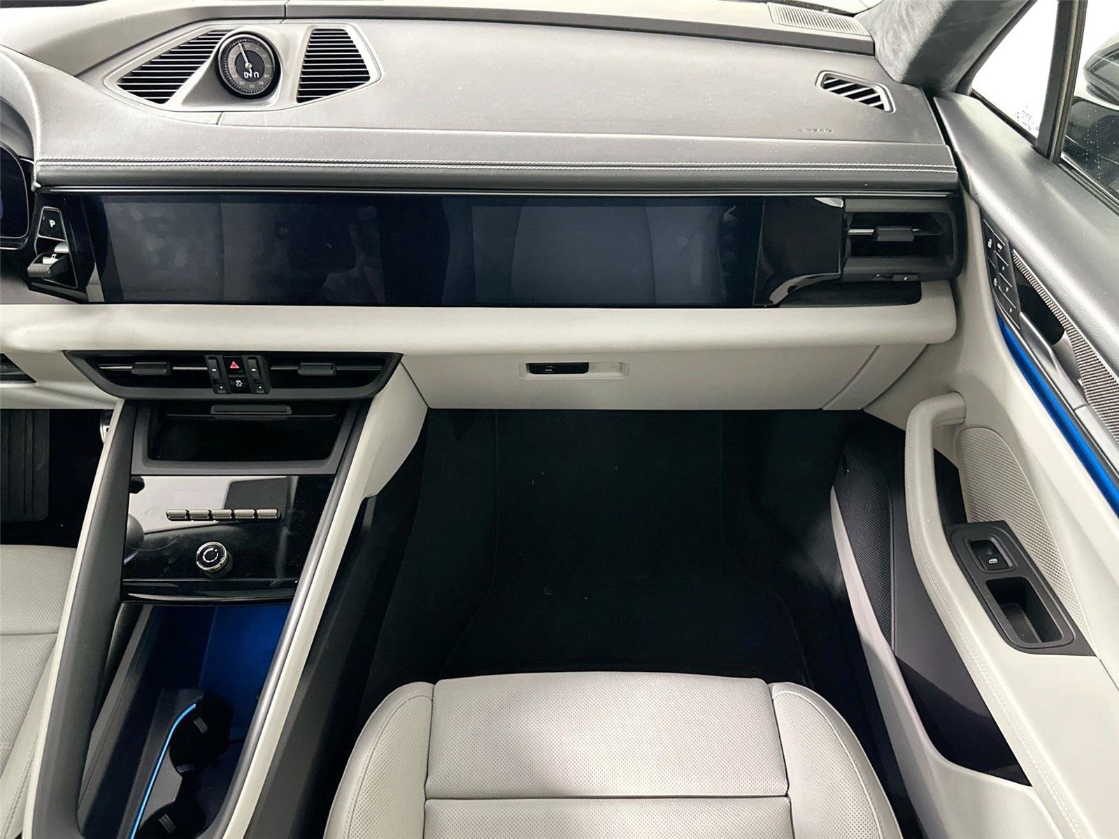Certified 2024 Porsche Macan Turbo Electric AWD/4WD image 31