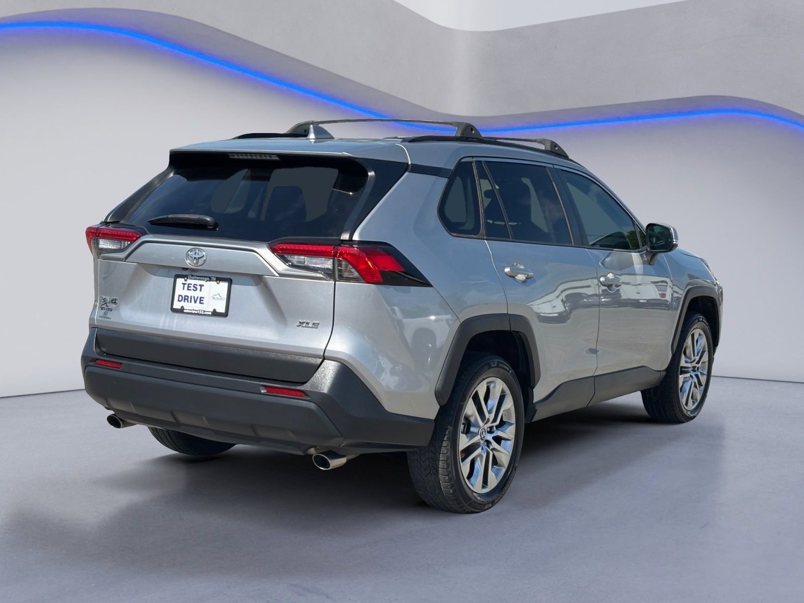 Used 2020 Toyota RAV4 XLE Premium FWD image 3