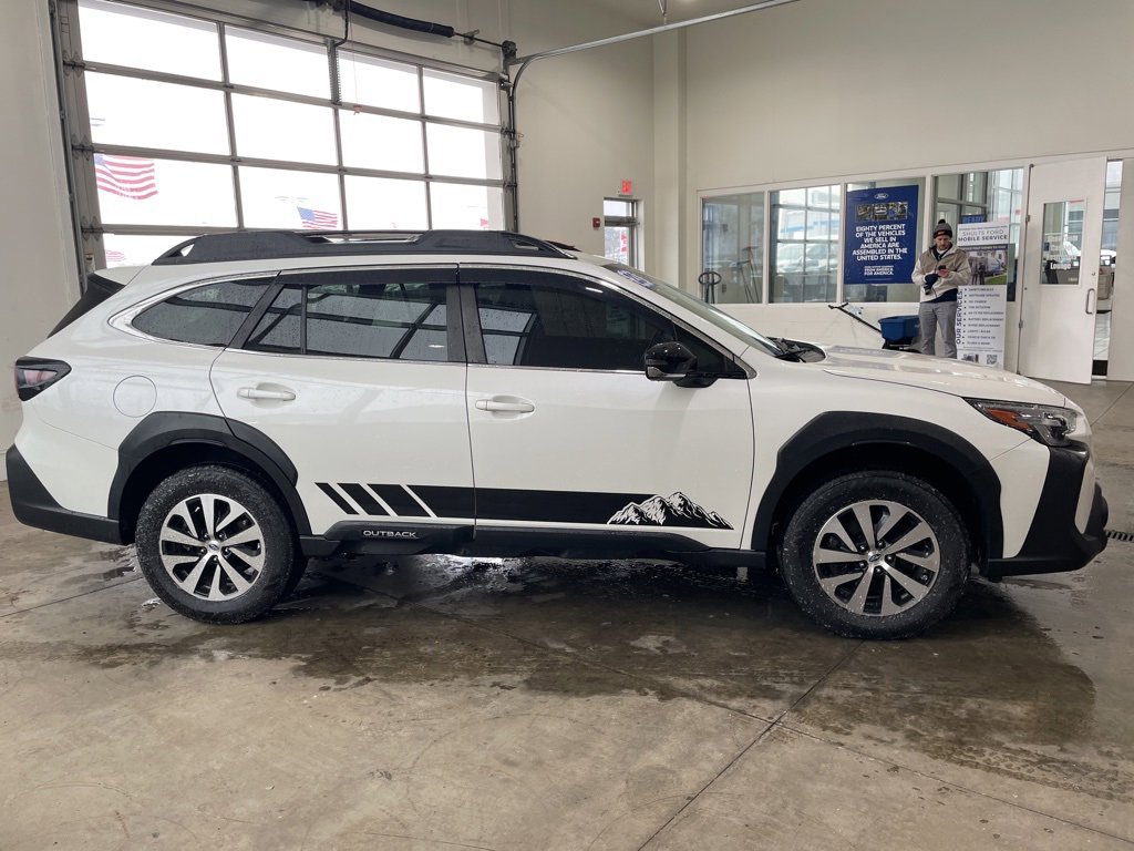 Used 2023 Subaru Outback Premium image 4