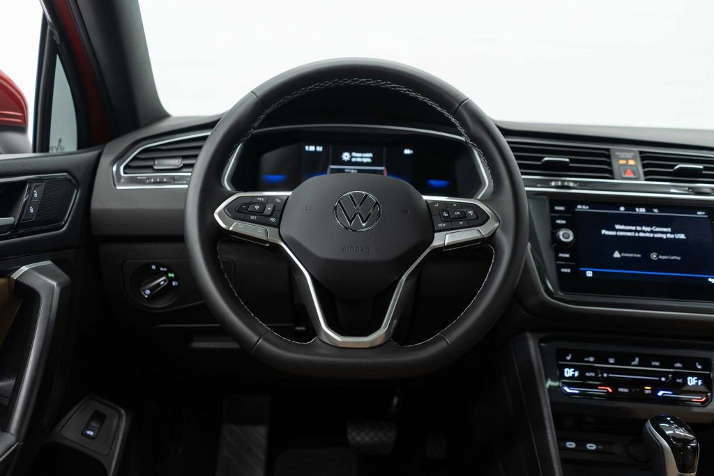 Used 2024 Volkswagen Tiguan SE w/ Panoramic Sunroof Package AWD/4WD image 14