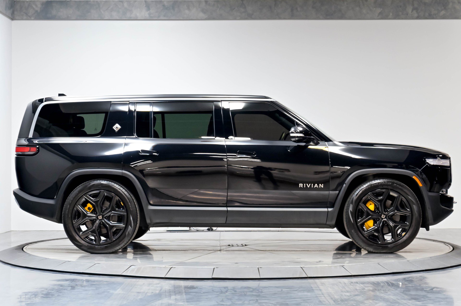 Used 2023 Rivian R1S Adventure AWD/4WD image 18