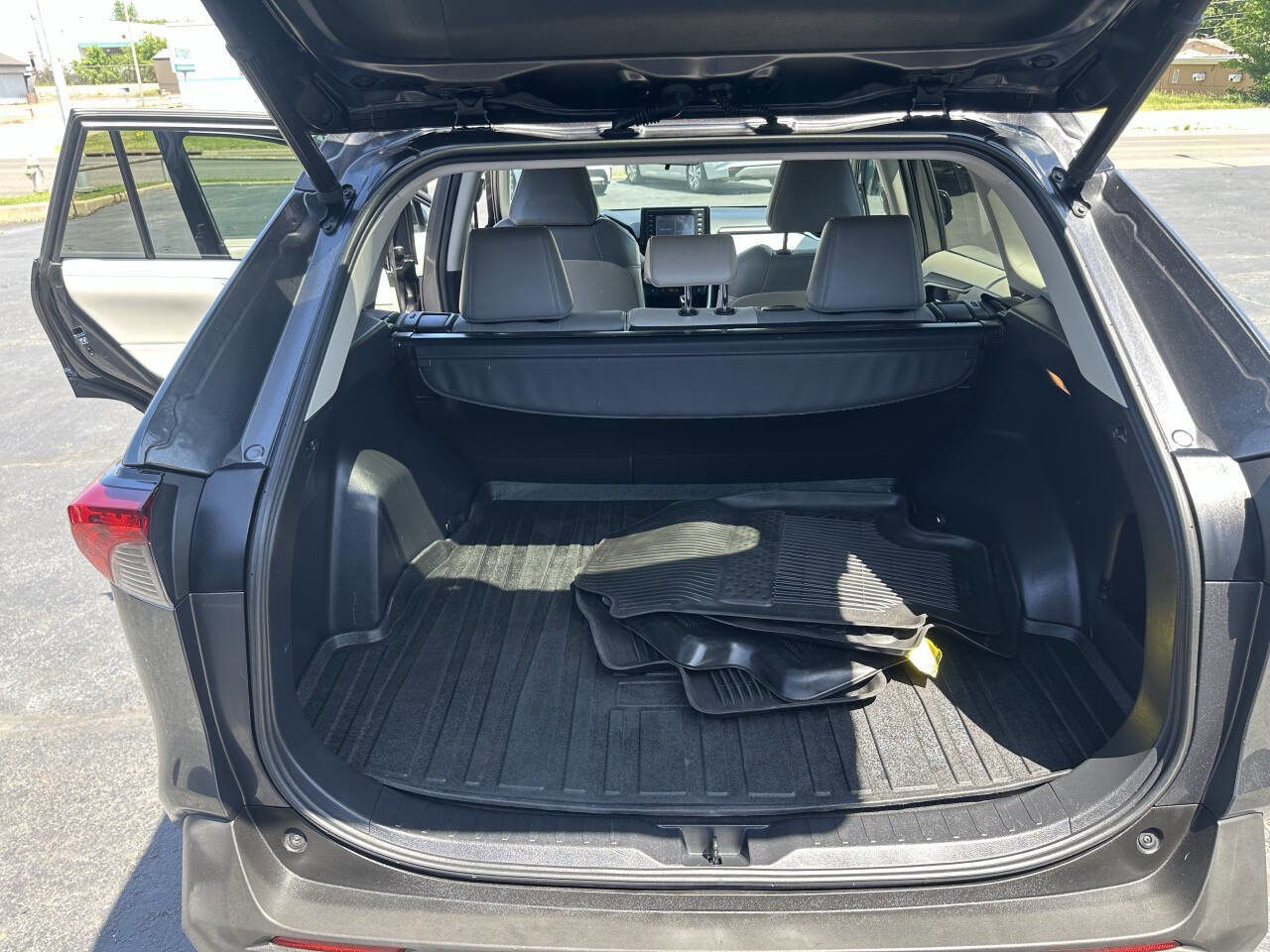 Used 2020 Toyota RAV4 XLE Premium FWD image 19